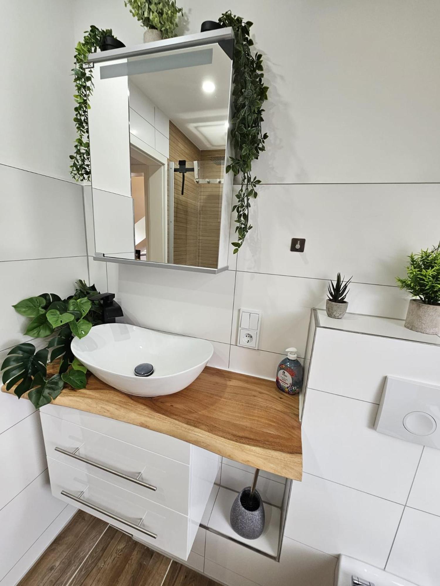 Tautraum Mit Whirlpool Und Gruenem Ausblick Apartment Wilhelmshaven
